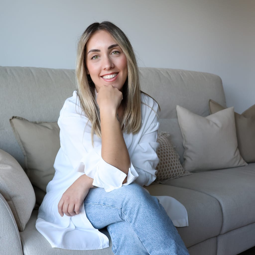 Sandra Pérez, psicóloga, sentada en un sofá