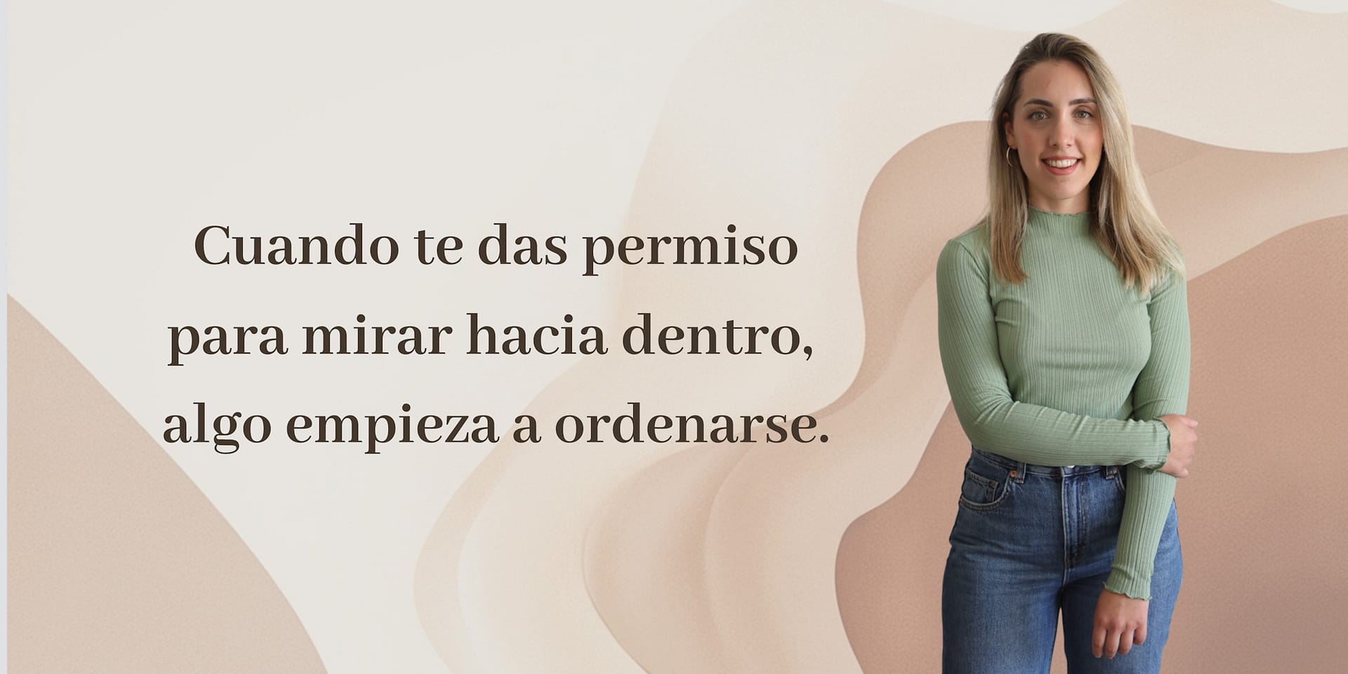 Sandra Pérez, psicóloga, de pie con jersey verde